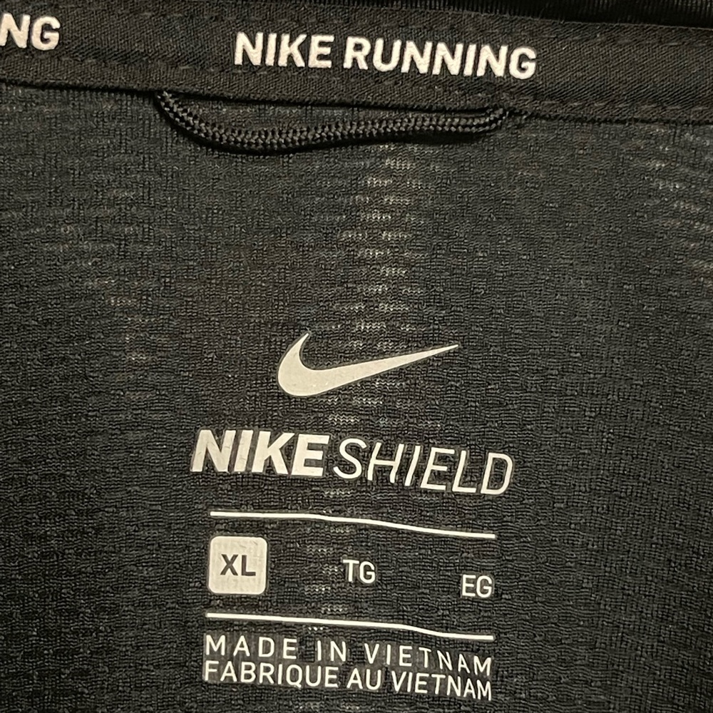 Nike SHIELD Women's Full-Zip Running Jacket - Picture 5 of 7